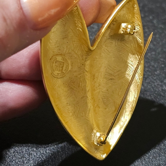 Antique Givenchy pin Gold Tone. Box included - Picture 3 of 3